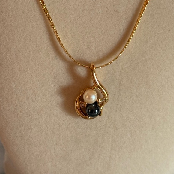 Vintage Mid Century Mod Gray & White Faux Pearls Goldtone Pendant Necklace - Picture 3 of 15